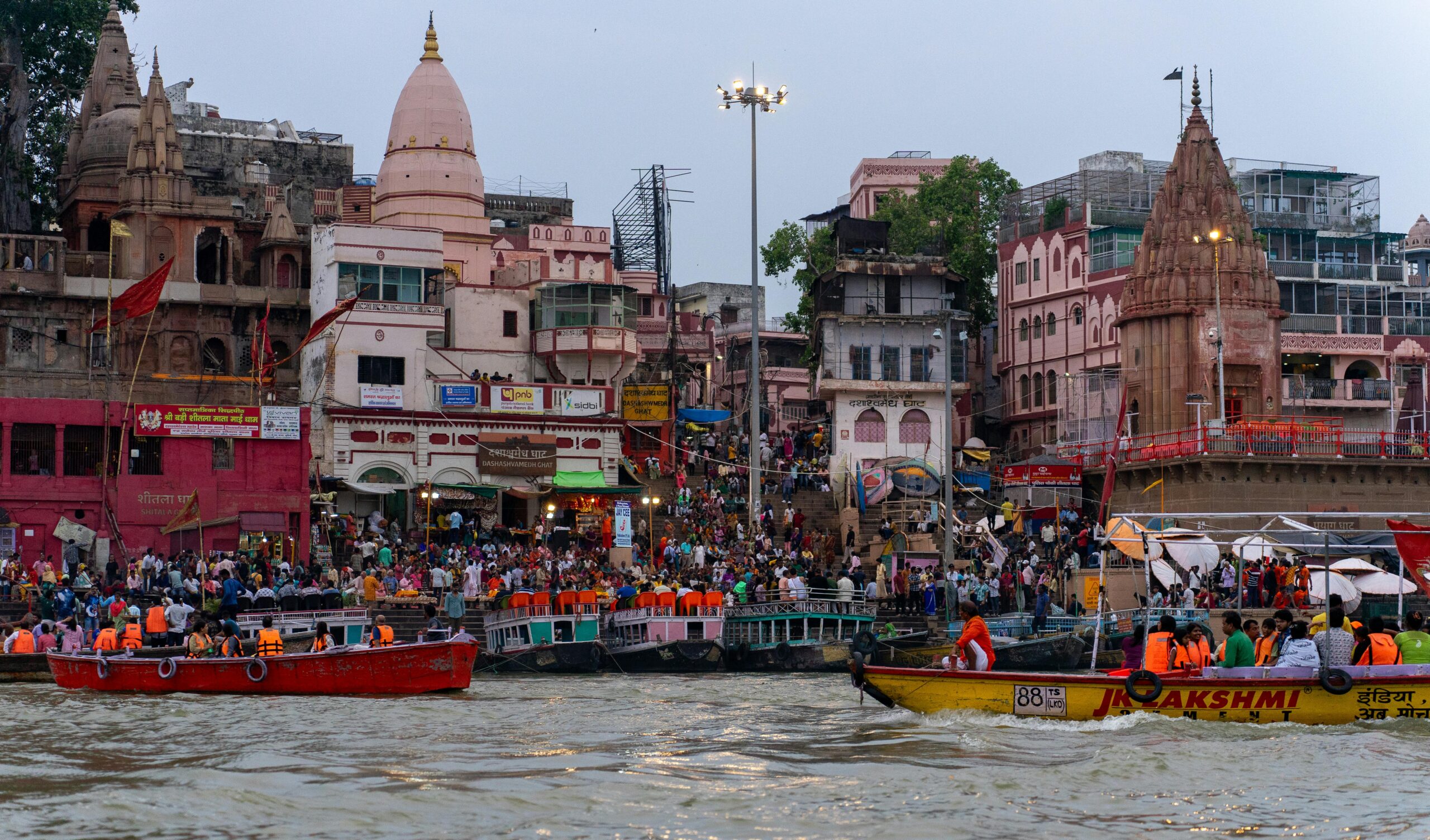 free-photo-of-people-around-river-in-town